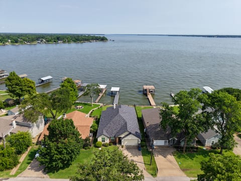 This is what lake life dreams are made of—panoramic views, peaceful waters, and your own private escape.