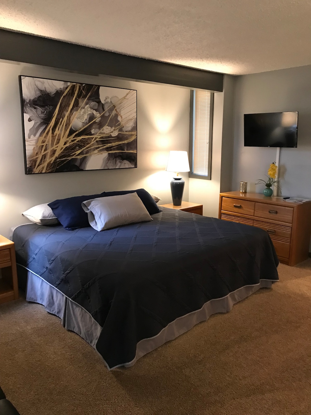 Summit Sunsets 563 - Ski, Golf and more ! image 1