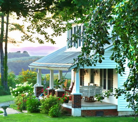 Mountain Meadows Farmhouse Views/HotTub near River
