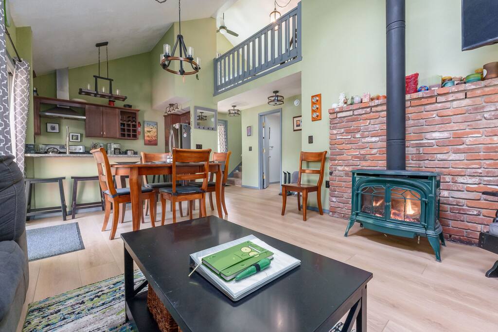 Cozy Mt Hood “Pickle Cabin”  Pool Open,fast Wi-Fi!