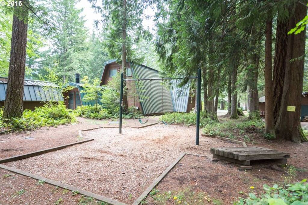 Cozy Mt Hood “Pickle Cabin”  Pool Open,fast Wi-Fi!