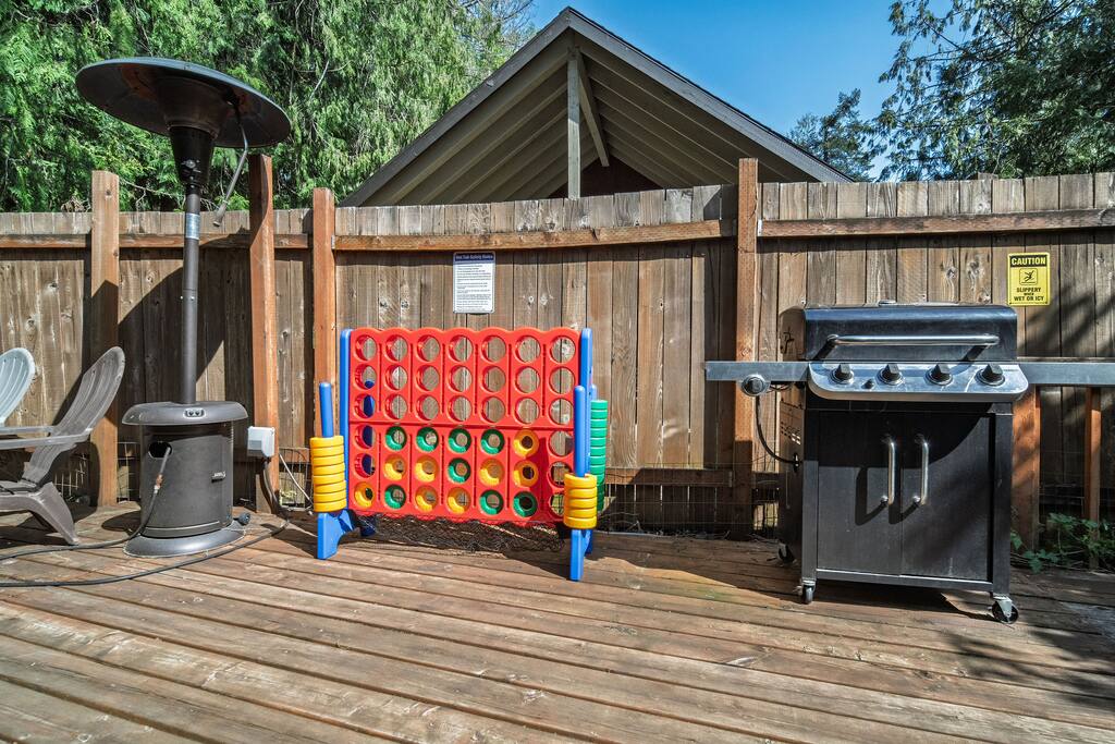 Cozy Mt Hood “Pickle Cabin”  Pool Open,fast Wi-Fi!