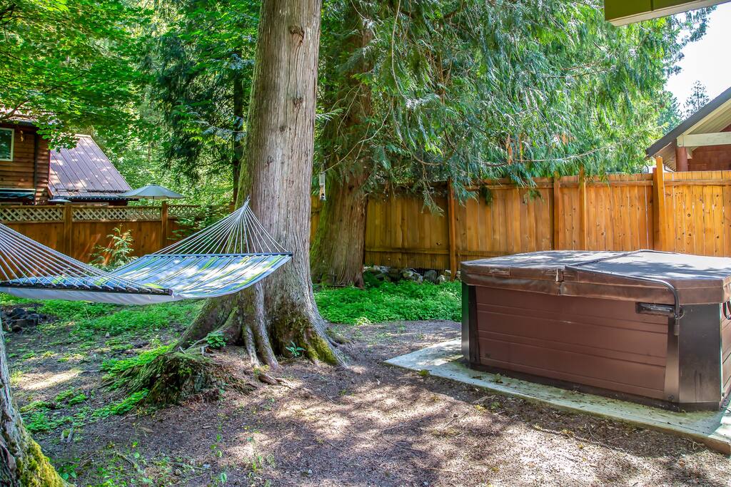 Cozy Mt Hood “Pickle Cabin”  Pool Open,fast Wi-Fi!