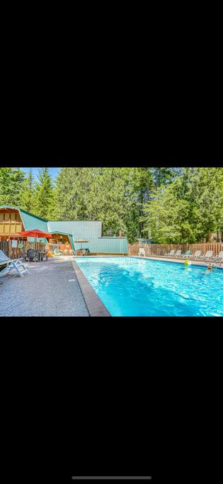 Cozy Mt Hood “Pickle Cabin”  Pool Open,fast Wi-Fi!