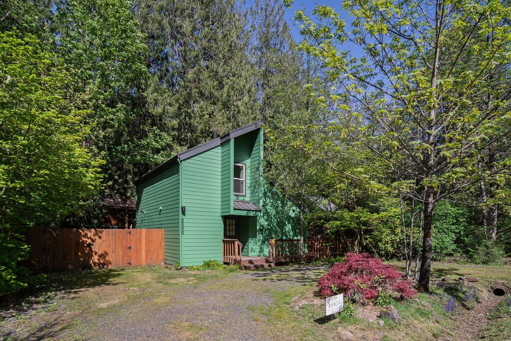 Cozy Mt Hood “Pickle Cabin”  Pool Open,fast Wi-Fi!