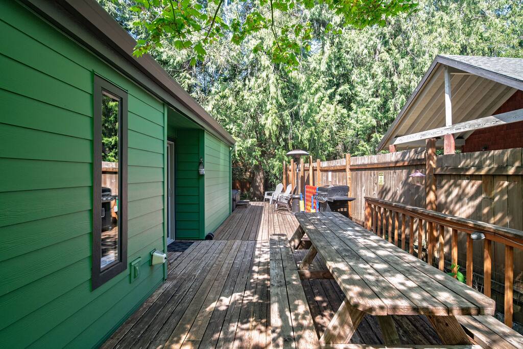 Cozy Mt Hood “Pickle Cabin”  Pool Open,fast Wi-Fi!