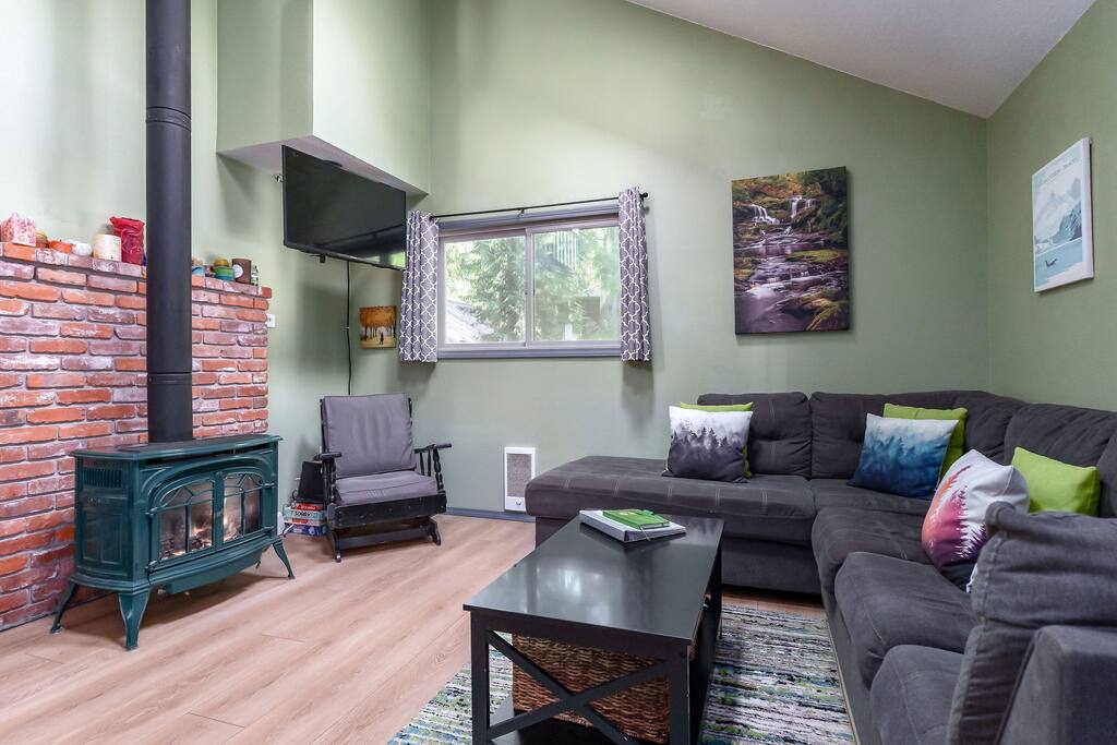 Cozy Mt Hood “Pickle Cabin”  Pool Open,fast Wi-Fi!