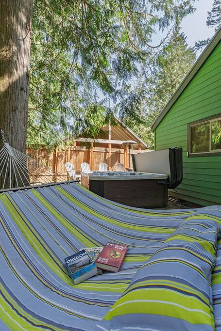 Cozy Mt Hood “Pickle Cabin”  Pool Open,fast Wi-Fi!