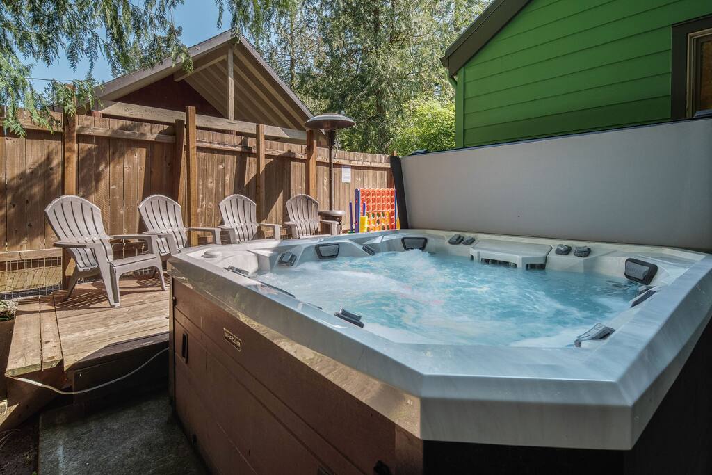 Cozy Mt Hood “Pickle Cabin”  Pool Open,fast Wi-Fi!