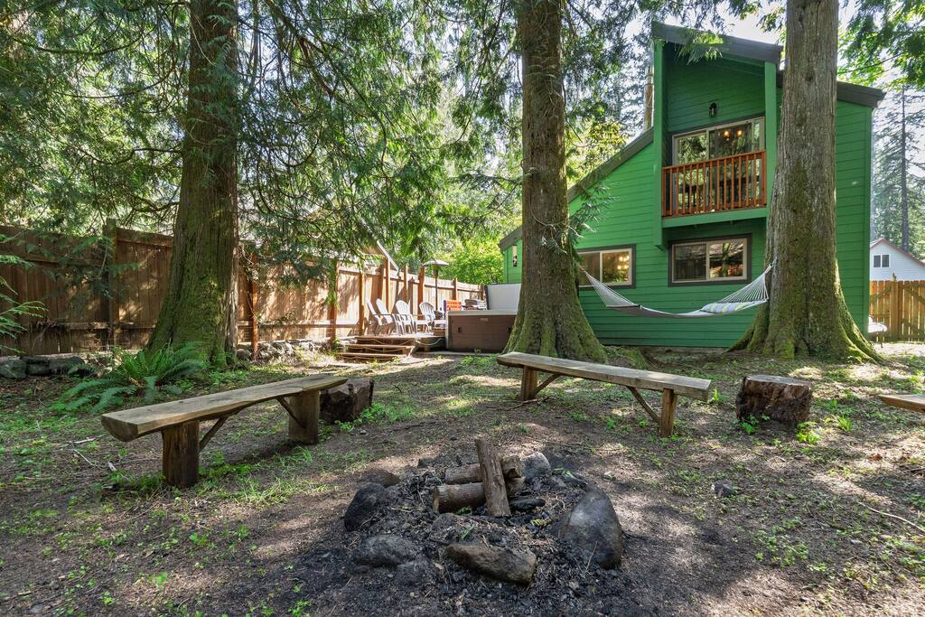 Cozy Mt Hood “Pickle Cabin”  Pool Open,fast Wi-Fi!
