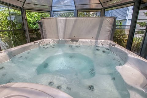 8BR/4BA Luxury Ocean-Block, Jacuzzi Hot Tub for 6!