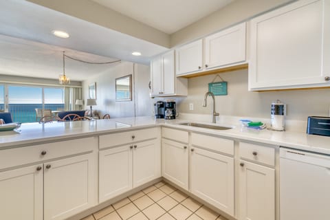 B402 | The Beach House Condominiums