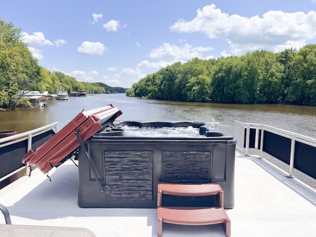 Floating stationary houseboat on river! - East Dubuque