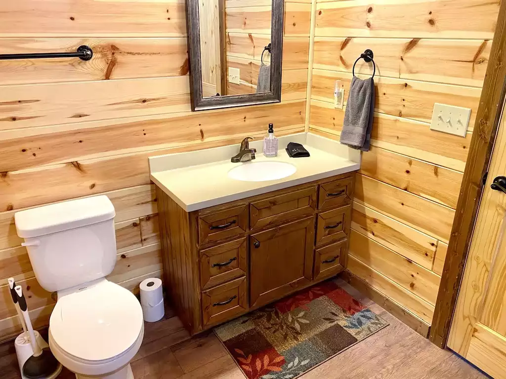 Full-size bathroom on main level - Black Bear Retreat - Townsend