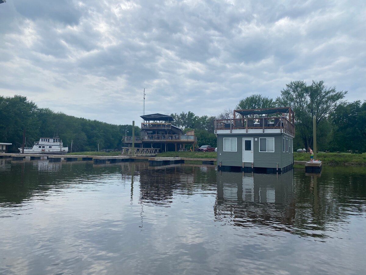 Floating River cabin- HOT TUB!