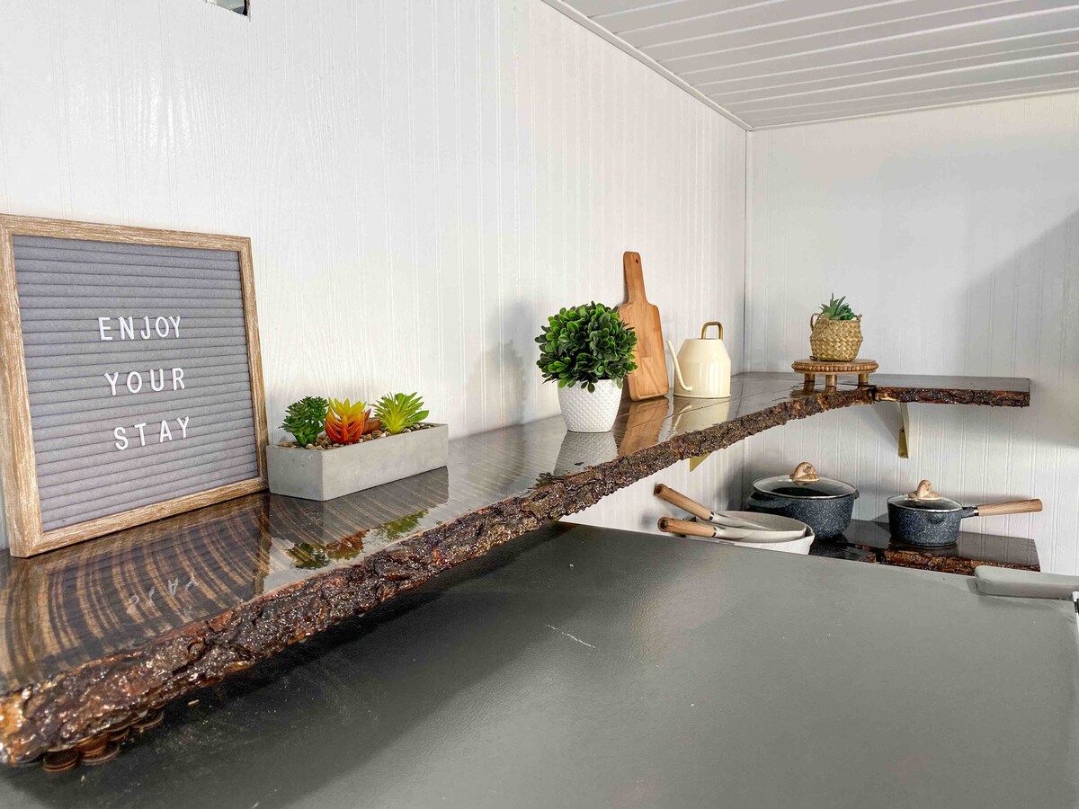 Floating River cabin- HOT TUB!