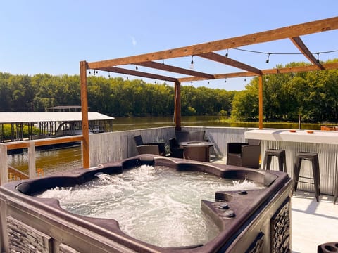 Floating River cabin- HOT TUB!
