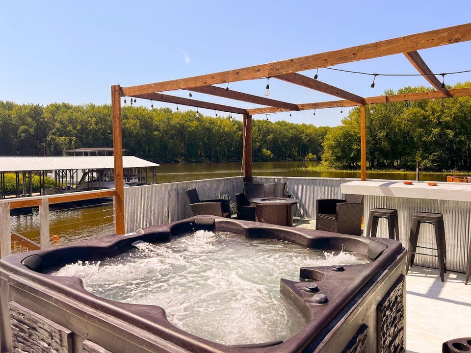 Floating River cabin- HOT TUB! - East Dubuque