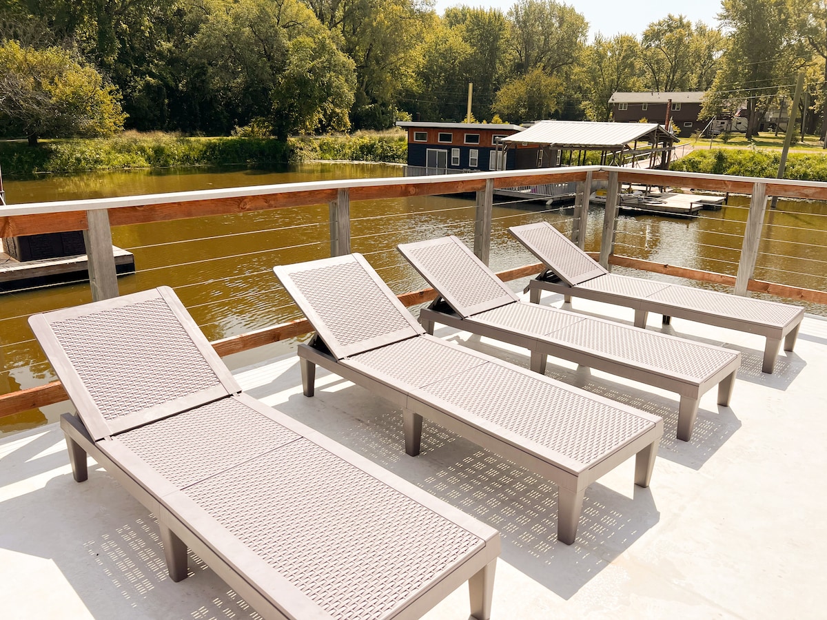 Floating River cabin- HOT TUB!