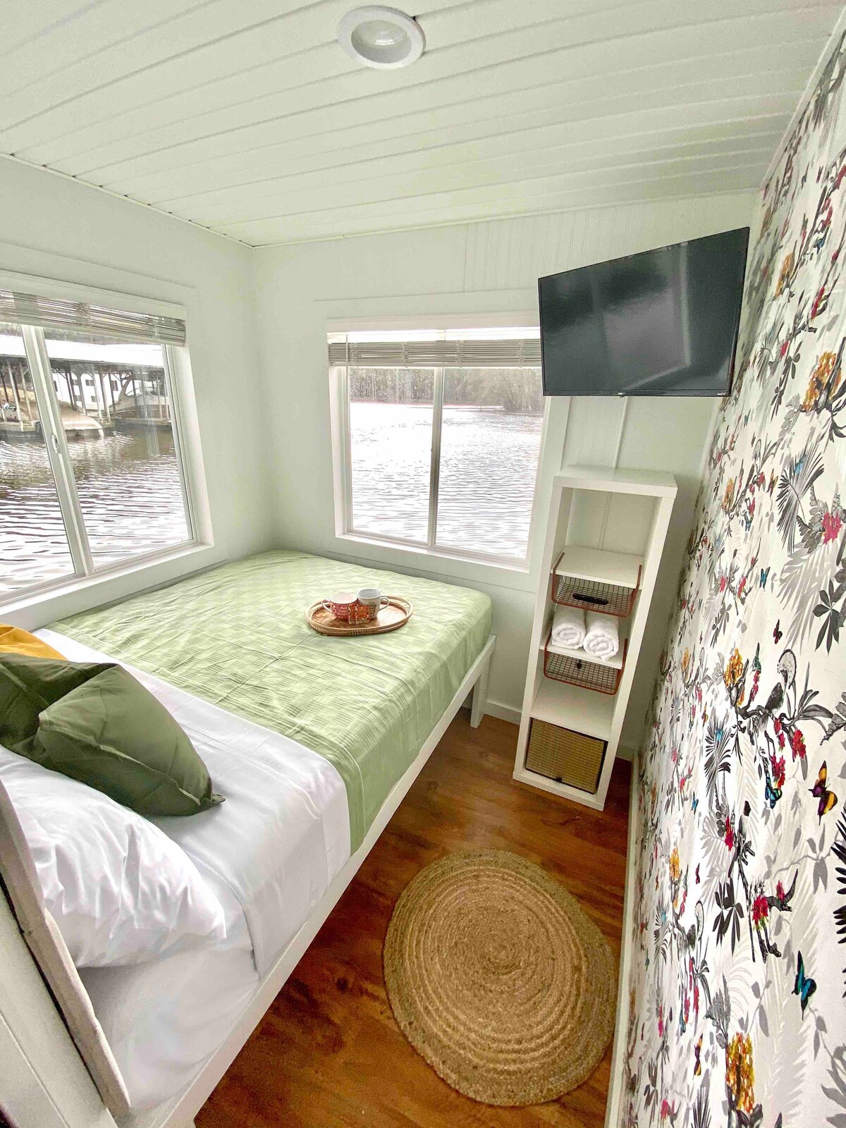Floating River cabin- HOT TUB!