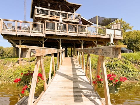 Floating River cabin- HOT TUB!
