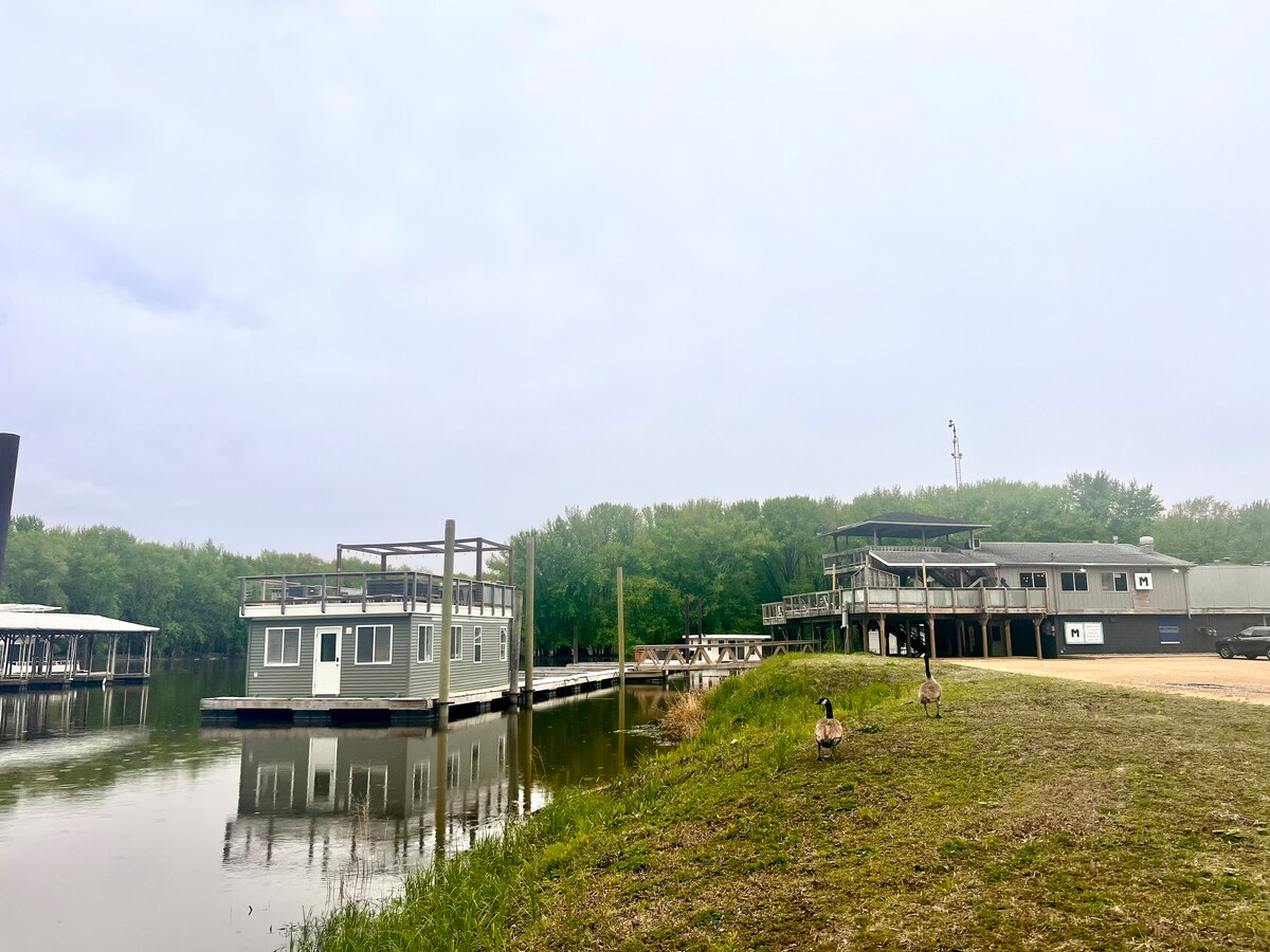 Floating River cabin- HOT TUB!