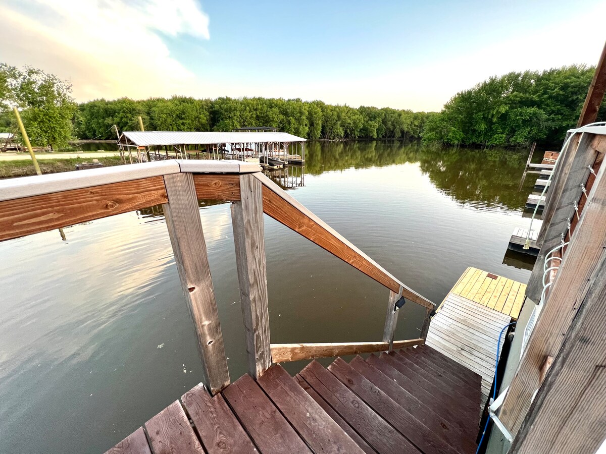 Floating River cabin- HOT TUB!