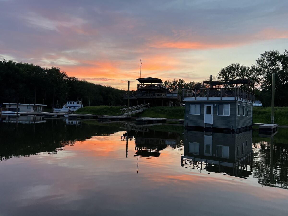 Floating River cabin- HOT TUB!