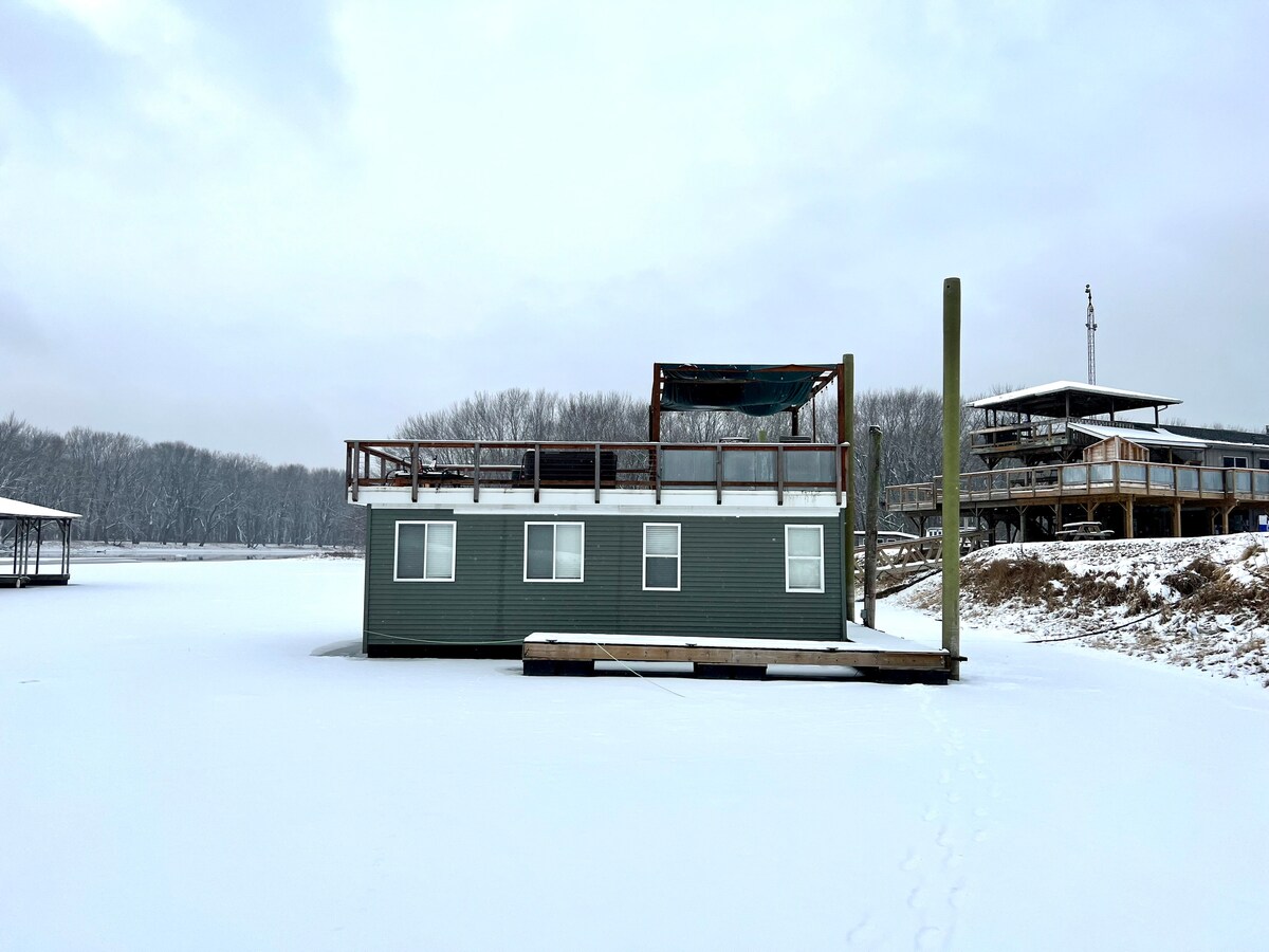 Floating River cabin- HOT TUB!
