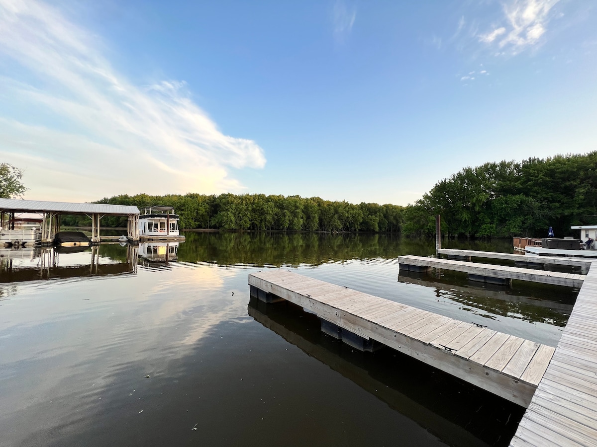 Floating River cabin- HOT TUB!
