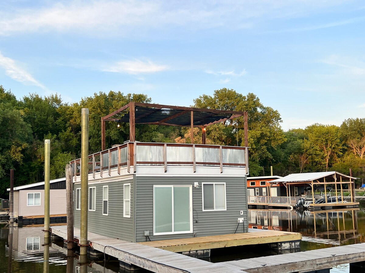 Floating River cabin- HOT TUB!