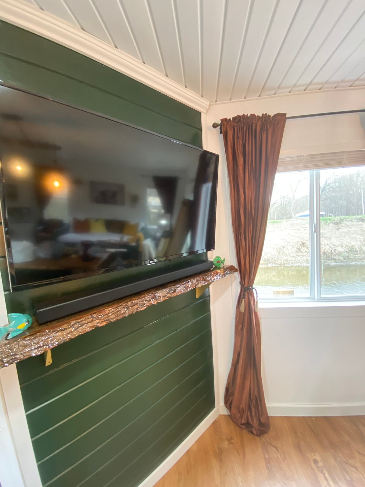 Floating River cabin- HOT TUB!