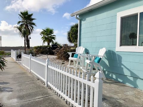 Wind Swept Pass a Grille- Beach is across the street.