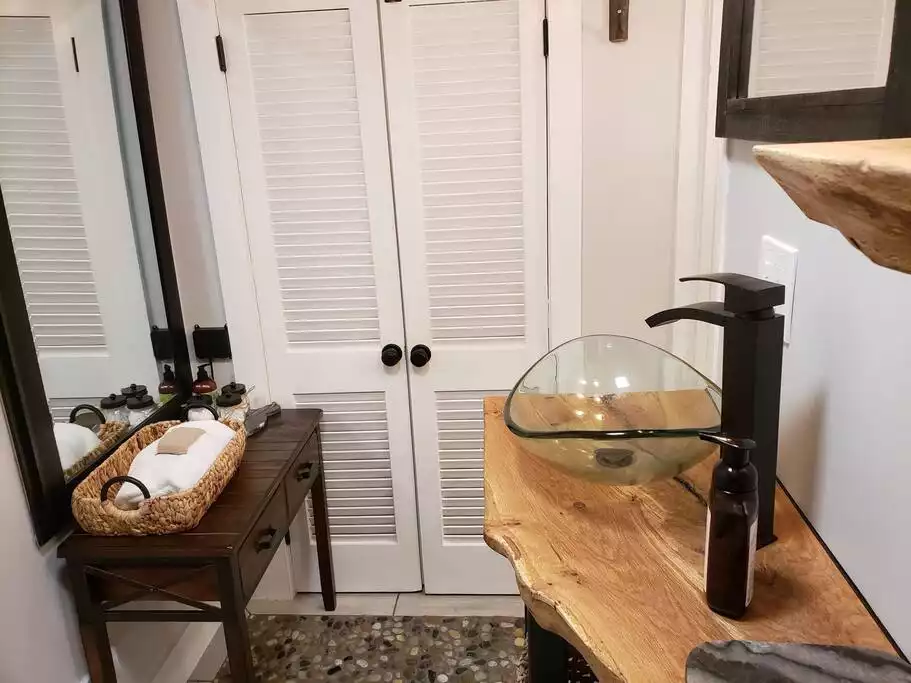 Another view of the custom live edge countertop in the bathroom downstairs. Another view of the custom live edge countertop in the bathroom downstairs. - Selah Way Cottage*10mins UT*2kitchen hottub*arcade - Knoxville