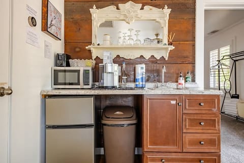 Kitchenette: Microwave, Frige and Freezer, Ice, K-Cup Coffee Maker