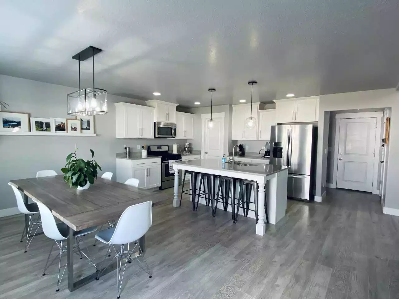 new-beautiful-saratoga-springs-home-with-huge-yard/