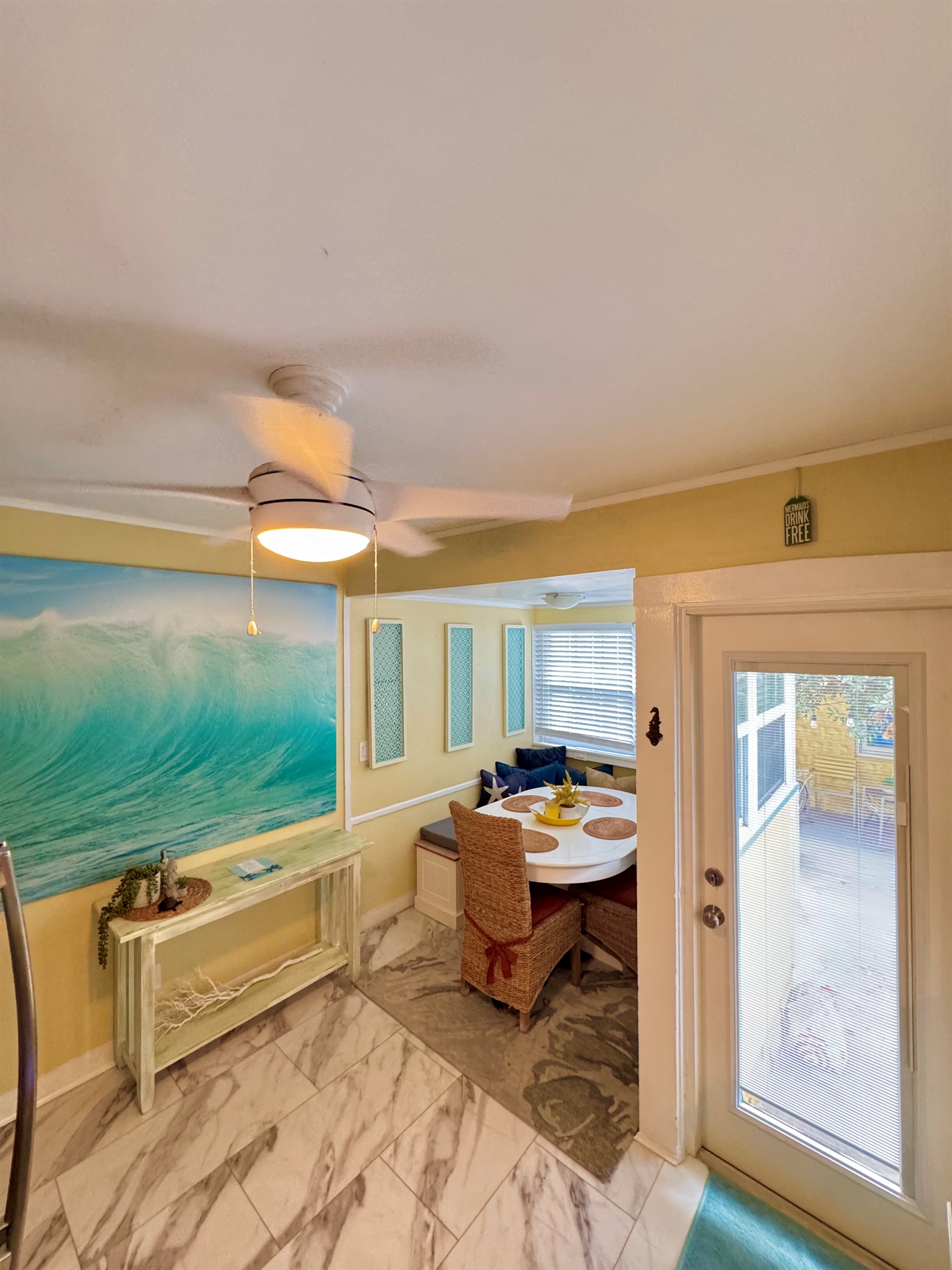 Dining nook seating for 4