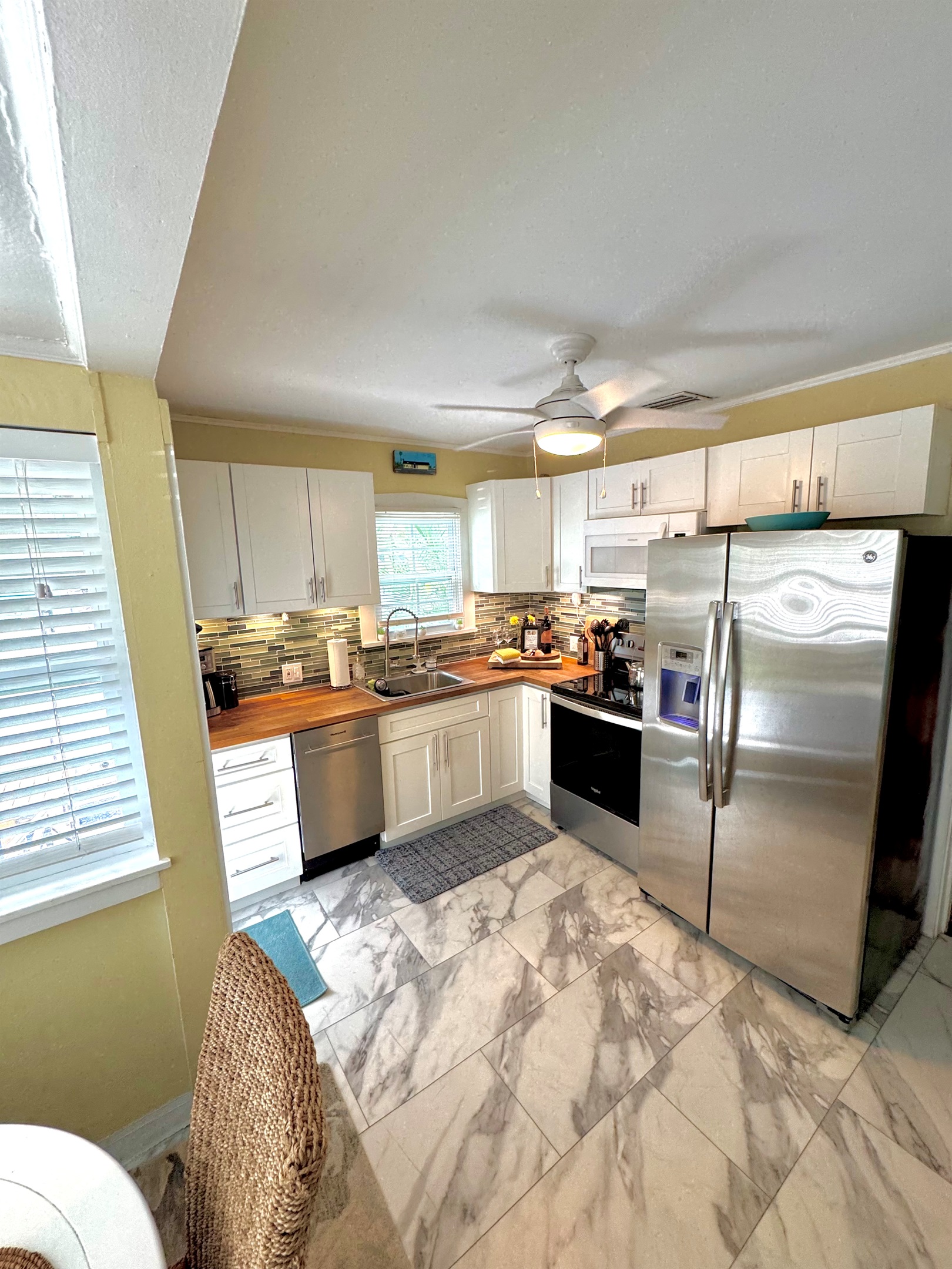 Ice maker and dishwasher in kitchen 