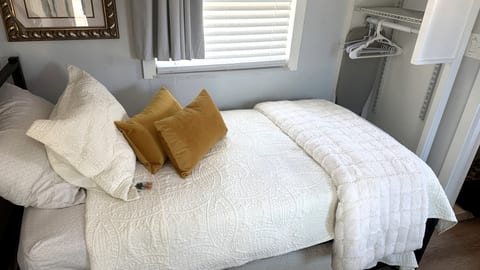 XLTwin bed with nested twin below
