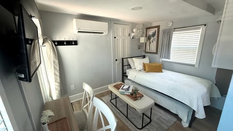 XLTwin bed with nested twin below