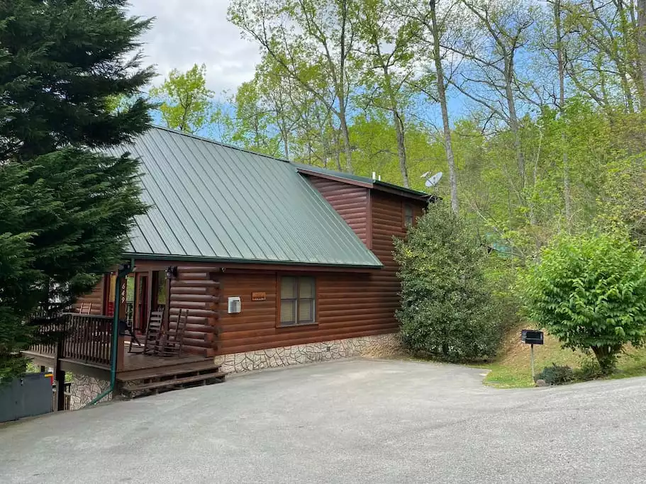 Only two steps lead you to Cub Hideaway! - Cub Hideaway 3BR/3BA - Gatlinburg