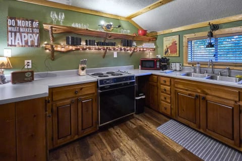 Steps from Pigeon Forge Parkway! Hottub + Firepit