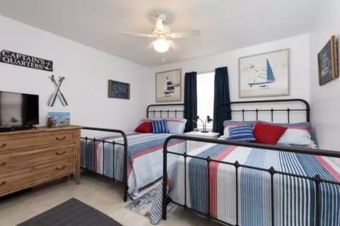 Guest bedroom with 2 full beds