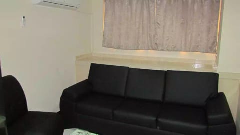 1 bedroom AC 1 block from Park Poblado Security
