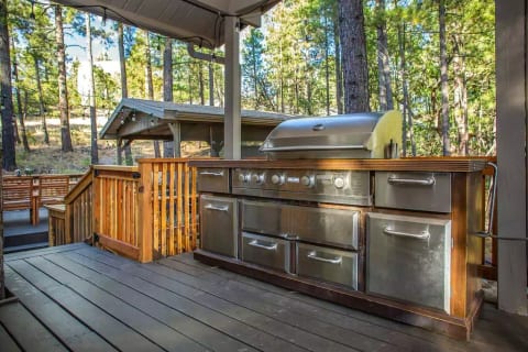 The Pinewood Treehouse Chalet w/ Jacuzzi!