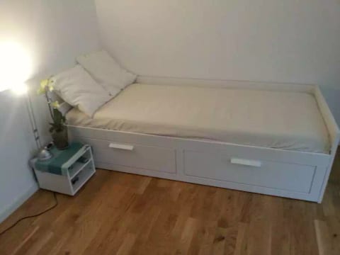 Same room, this time with single-bed. With TV!
