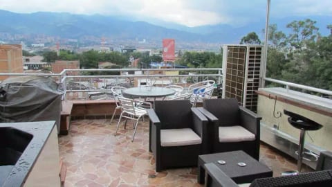 8 Bedroom 4 apartments roof Deck Private 3 Hot Tub
