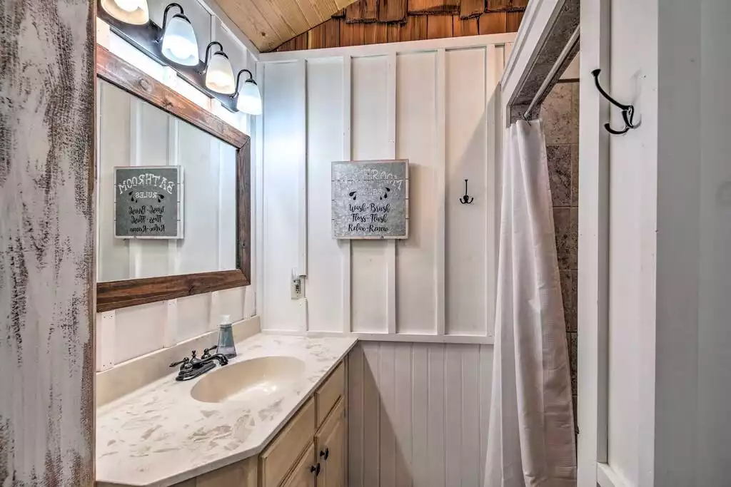 En-Suite Bathroom | Towels Provided | Hair Dryer - NEW! Creekside Blue Ridge Cabin w/ Deck & Fire Pit - Blue Ridge