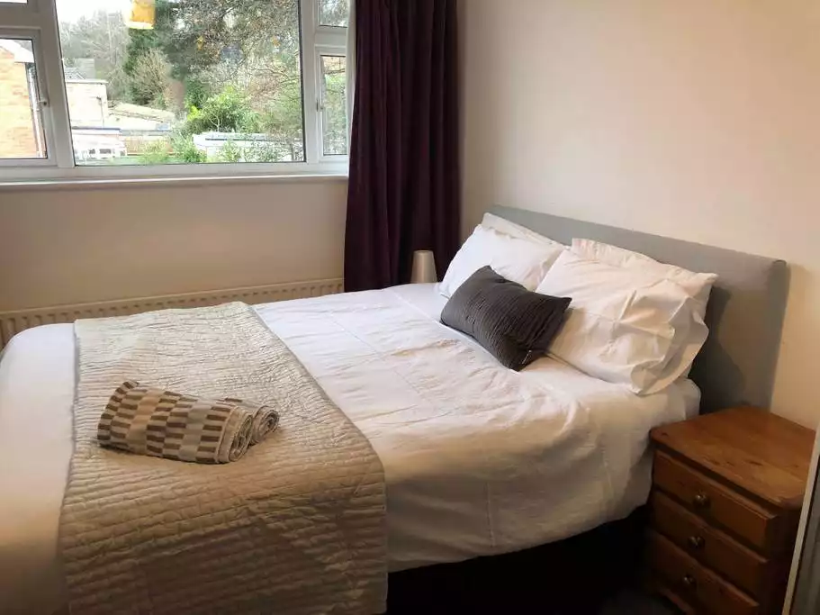 Spacious, comfortable 2 bed 1 bath apartment - Ascot