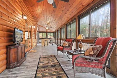 Plenty of outdoor seating and entertainment.